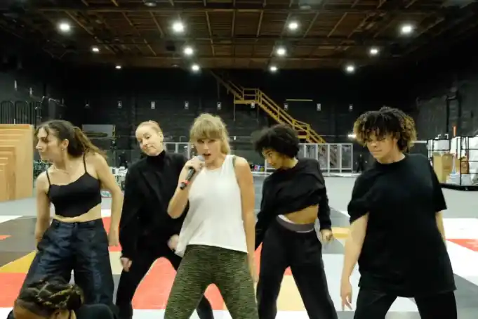 Taylor Swift Revealed New Music Video "I Can Do It With A Broken Heart" 